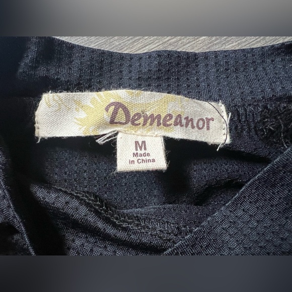 Demeanor cropped halter top with keyhole detail. Size m - Picture 5 of 6